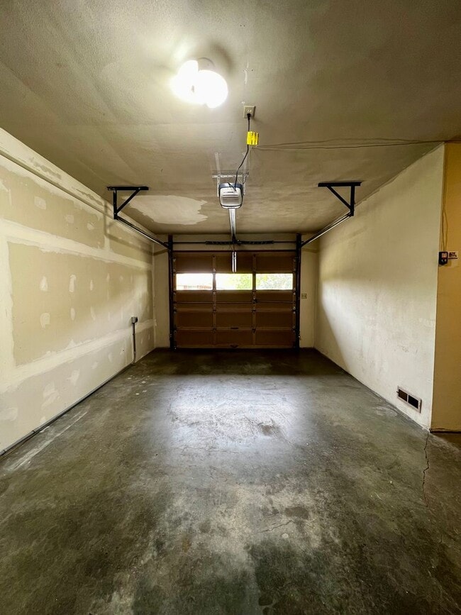 Building Photo - 608-610 Estee Court - Yakima