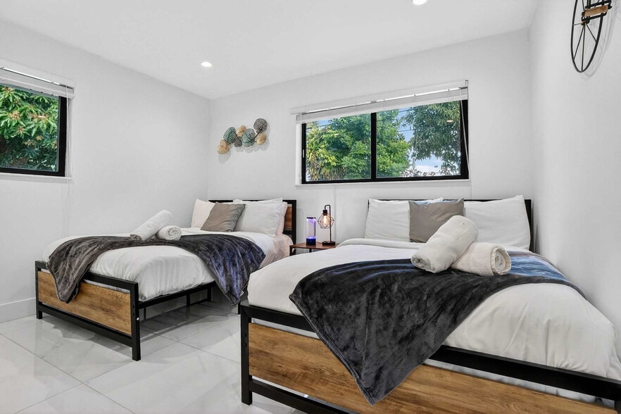 Building Photo - 17835 NE 6th Ave