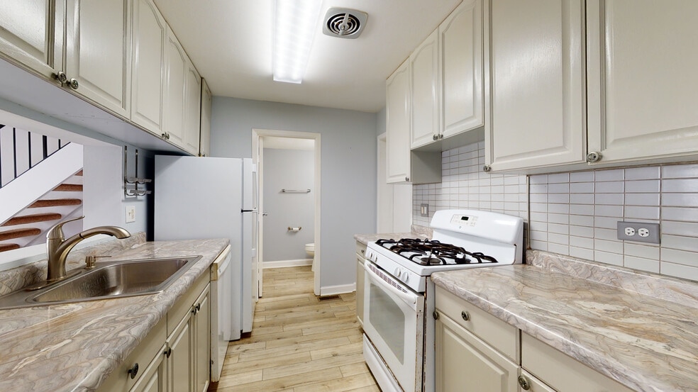 Kitchen - 368 Farmingdale Cir