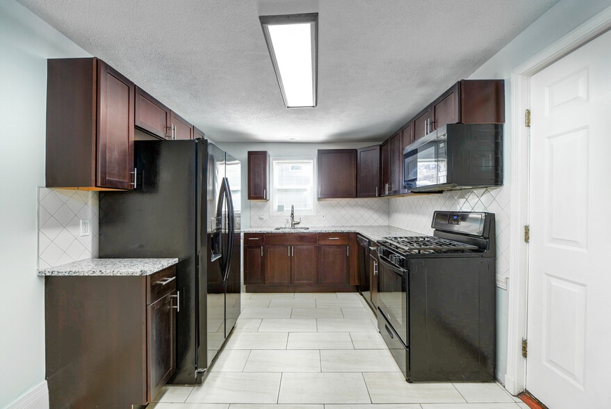 kitchen - 3115 Hancock Ave