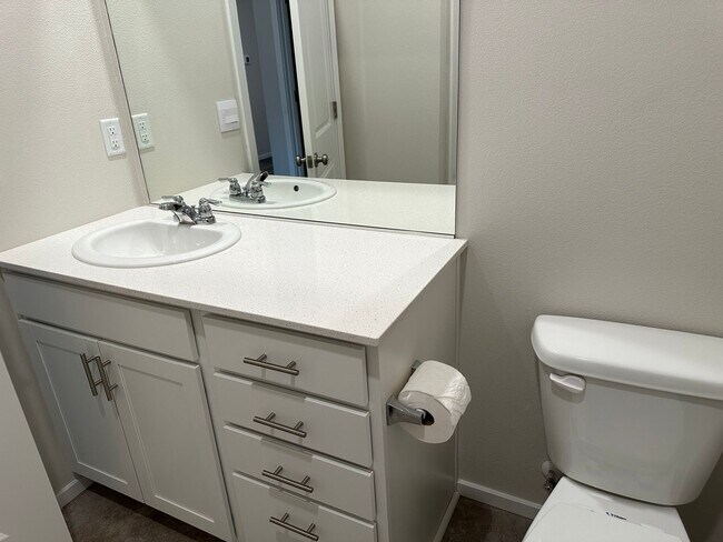 Building Photo - Newer single level 3-bedroom 2 bath house in Springfield!