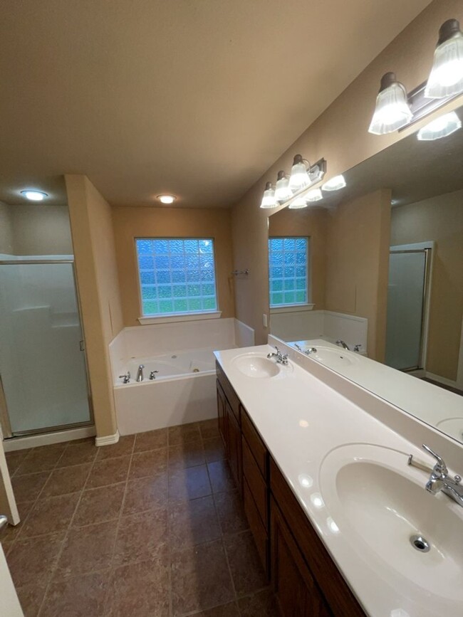 Building Photo - Gorgeous 3 Bedroom 2 Bathroom Single Famil...