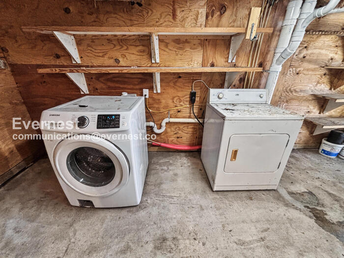 Building Photo - 203 W Lobit Ave