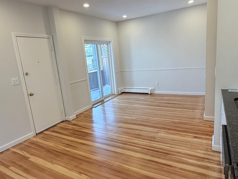 Building Photo - 172 Putnam Ave