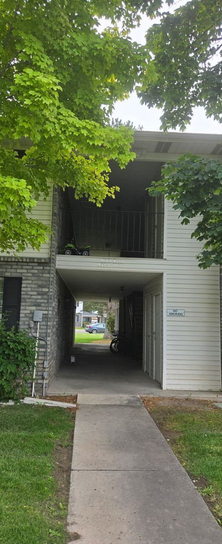 Building Photo - Charming 2-bedroom, 1-bathroom home locate...