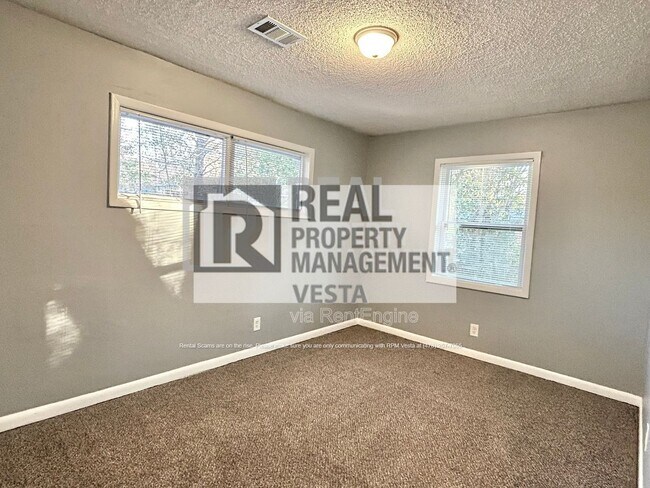 Building Photo - 2403 Groveland Cir N