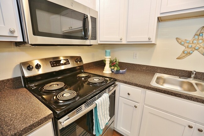 Building Photo - READY 11-03-25!! Completely Updated 2-Bedr...