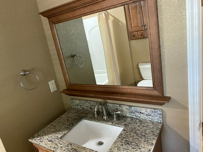 Building Photo - 2 Bed, 1 Bath House, 2 Car Garage For Rent...