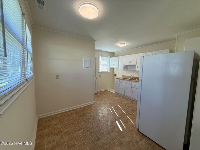 Building Photo - 2261 Onslow Dr
