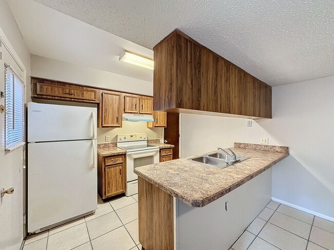 Building Photo - Carmel Oaks Townhome style Condo in Orlando