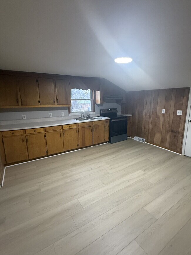 Building Photo - 2 bedroom 1 bath Home in Hurt VA with large yard just minutes to downtown Altavista.