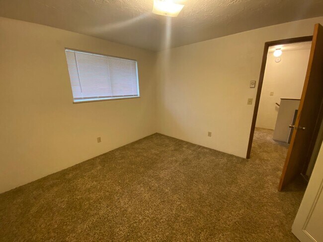 Building Photo - 2 bed 1.5 bath Gateway area duplex