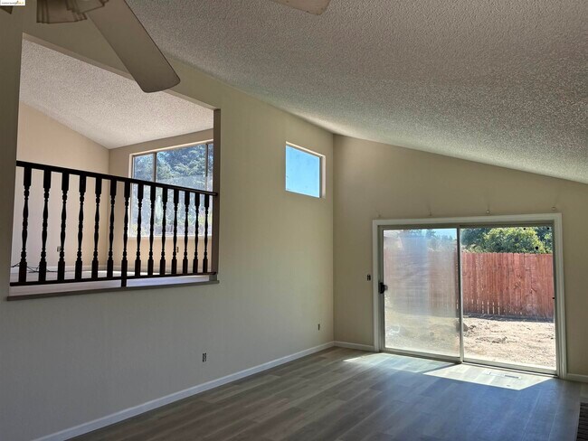 Building Photo - 912 Coyote Ct