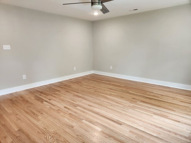 Building Photo - Chesterfield - 5 Bed 3.5 Bath Newer Modern...