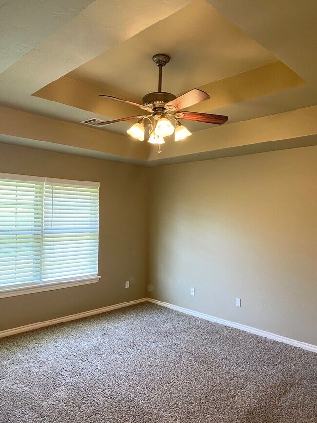 Building Photo - Beautiful Home in Southeast Moore with Storm Shelter!