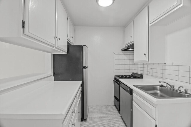 Interior Photo - 1394 Midvale Avenue,