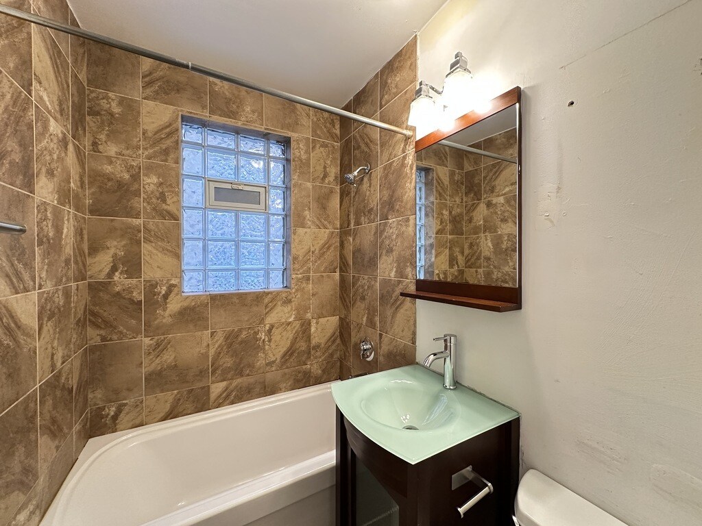 Building Photo - 549 W Surf St