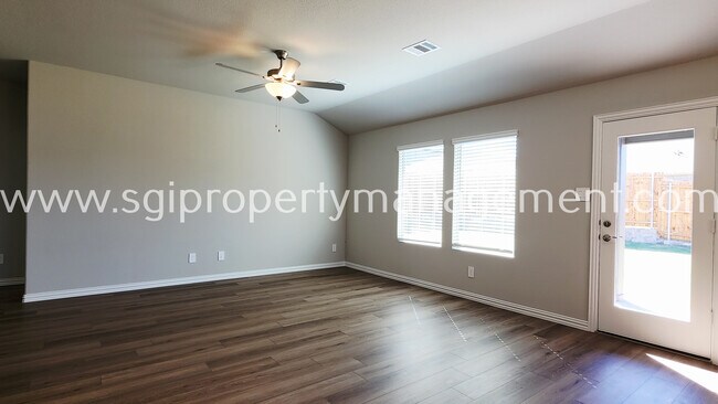 Building Photo - 417 Stagg St