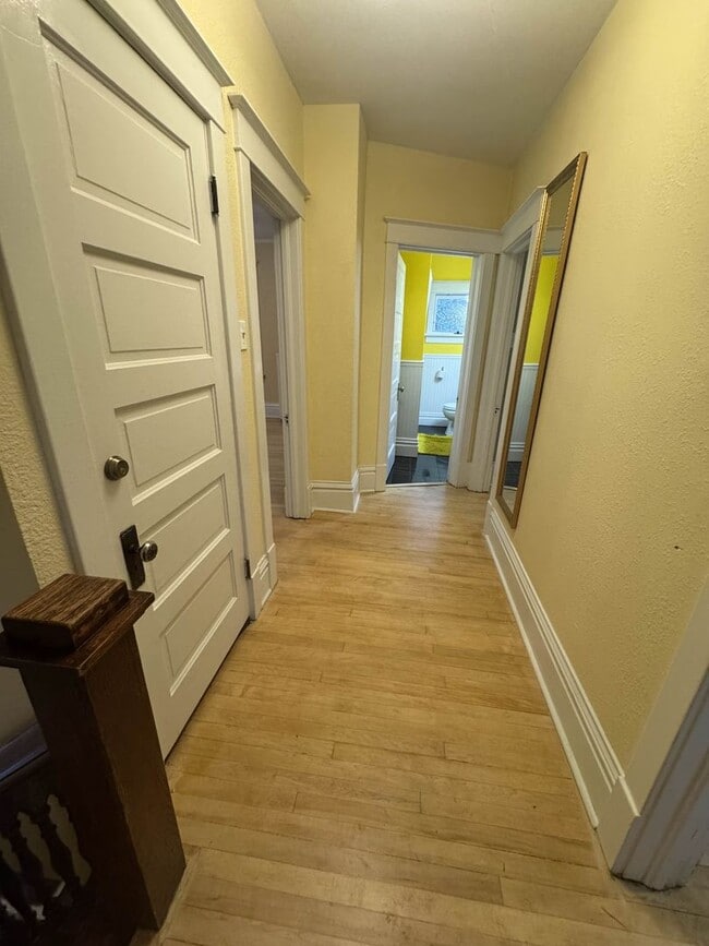 Building Photo - 3 Bedroom Freshly Renovated Family Home in Houghton