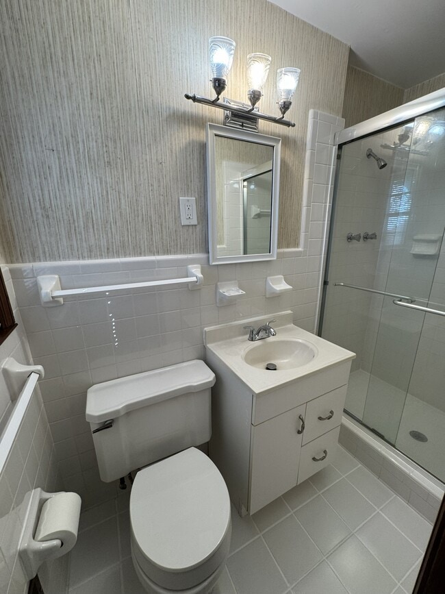 Building Photo - 3820 Orchard Rd SE