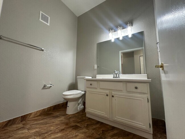 Building Photo - BEAUTIFUL 3BD/2BATH CONDO!