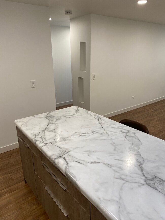 Building Photo - 420 W Aldine Ave