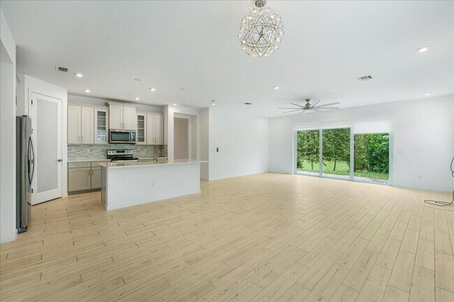 Building Photo - 6818 Pointe of Woods Dr