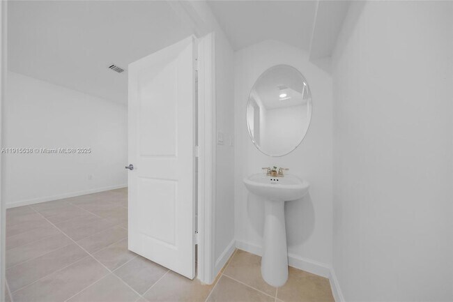 Building Photo - 2751 SE 25th Ave