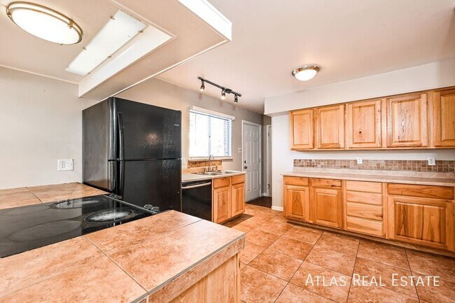 Building Photo - 331 S Victor St