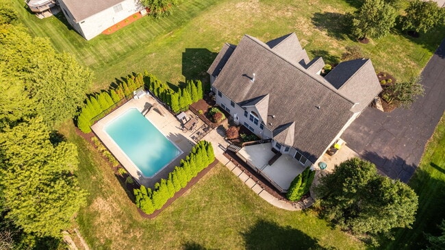 Building Photo - 9069 Emerson Dr