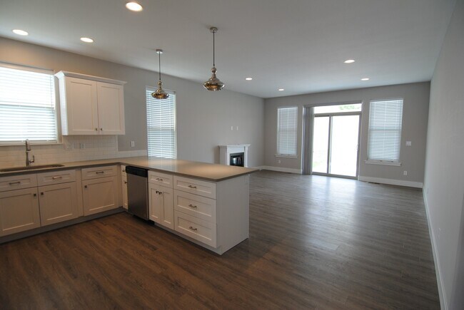 Building Photo - 1708/1710 Danny Boy Ln. Duplex