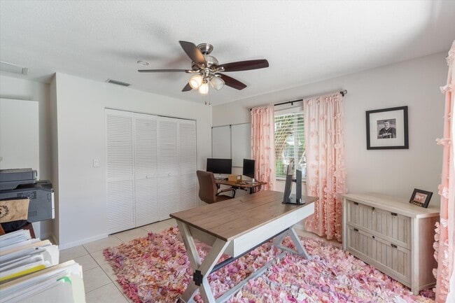 Building Photo - 830 NE Boca Bay Colony Dr