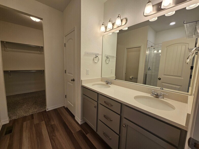Building Photo - 10450 Summer Ridge Dr