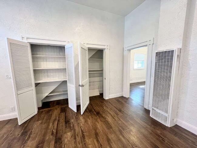 Building Photo - Bottom Unit with Tall Ceilings W/ Backyard