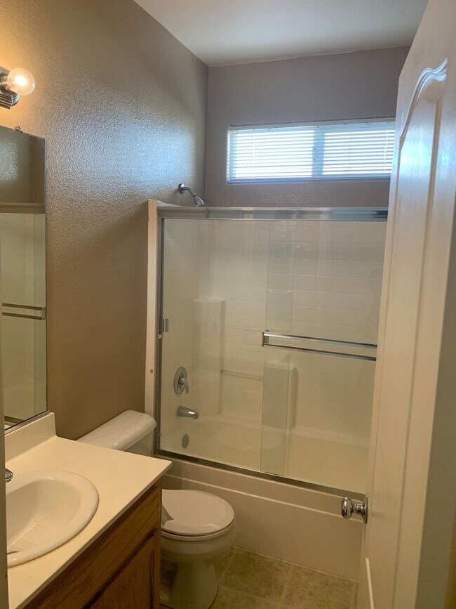 Building Photo - 4BR/3BA Single Family House - Brentwood