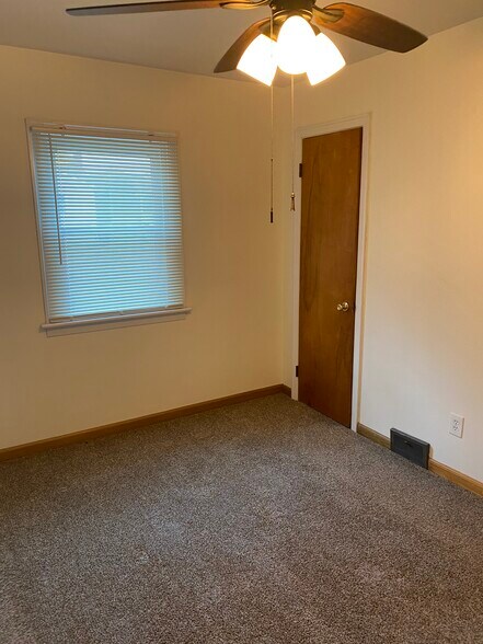 Building Photo - 41 E 2nd St