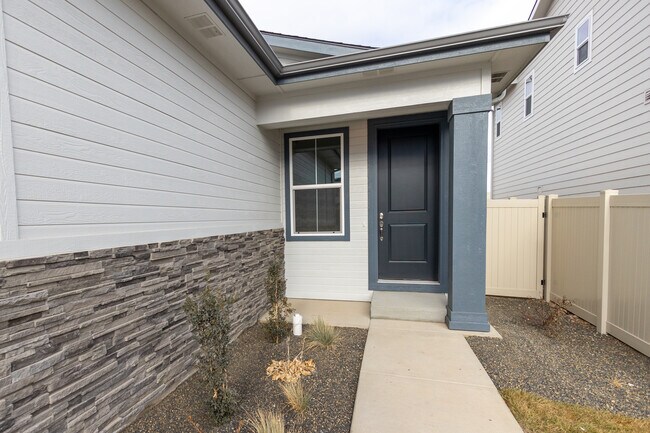 Building Photo - 5558 W Aralia Dr