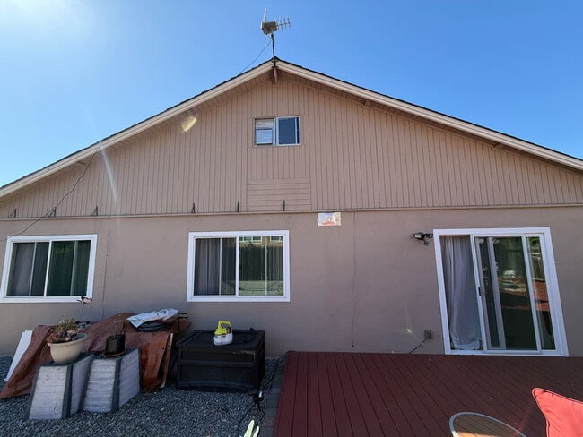 Building Photo - 2069 Horne St