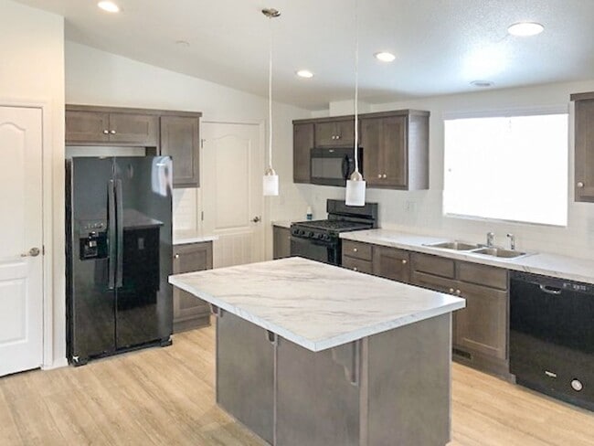 Building Photo - Newer home for rent on large lot!