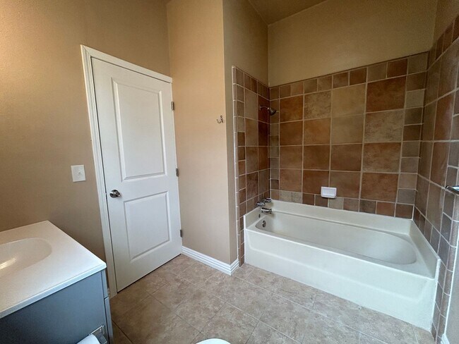 Building Photo - 1189 High St