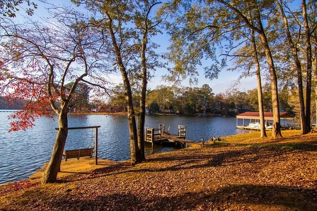 Building Photo - 1631 W Pine Lake Dr