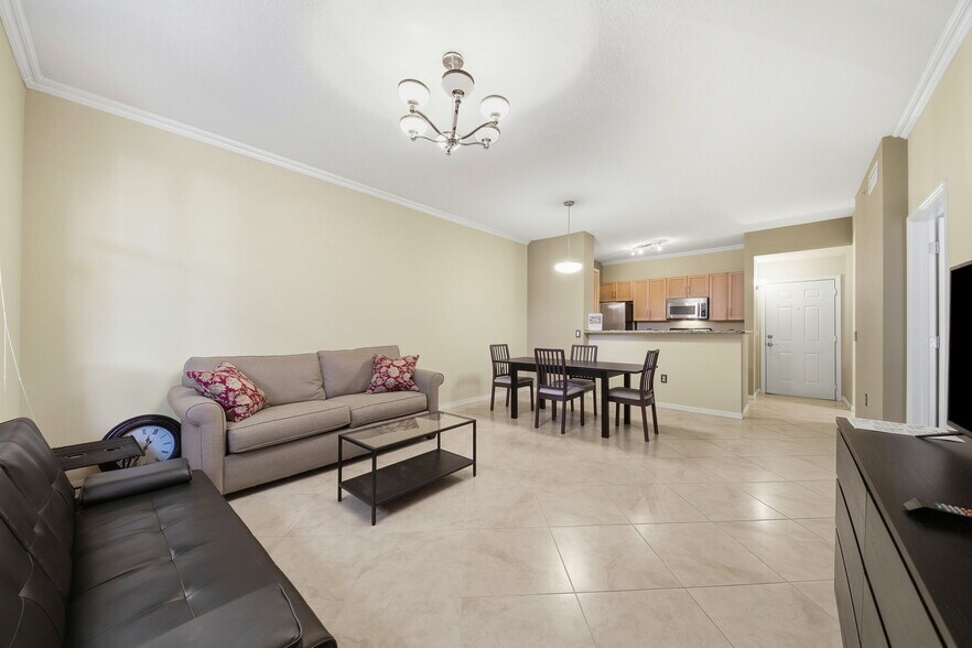 Building Photo - 2421 NE 65th St