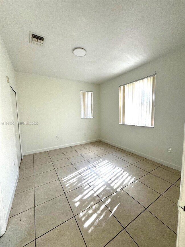 Building Photo - 1652 SE 28th St