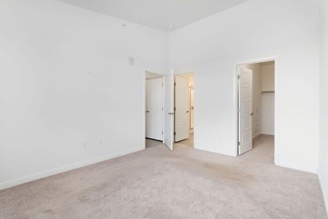 Building Photo - 2BR Condo w/ Fireplace, In-Unit Laundry & A/C in Parker