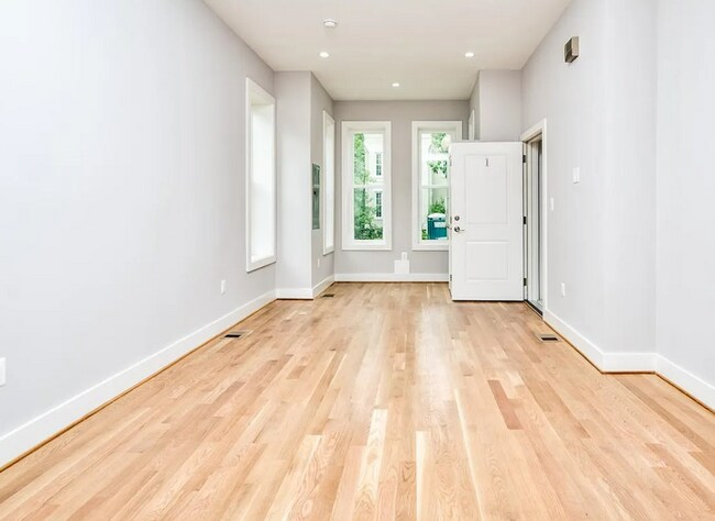 Building Photo - 824 I St NE