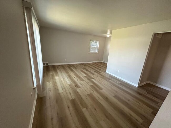 Building Photo - 26500 Drakefield Ave