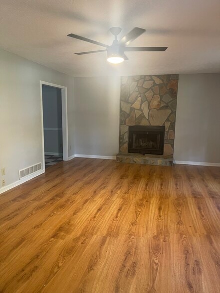 Building Photo - 520 Freestone Dr