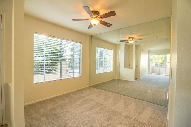 Building Photo - 2 Bedroom, 2 Bath Condo in Eastlake Shores