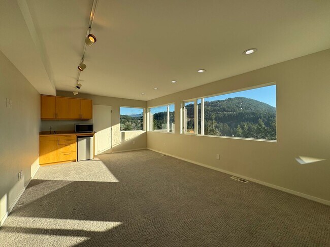 Building Photo - Breathtaking views of Chuckanut Bay!!