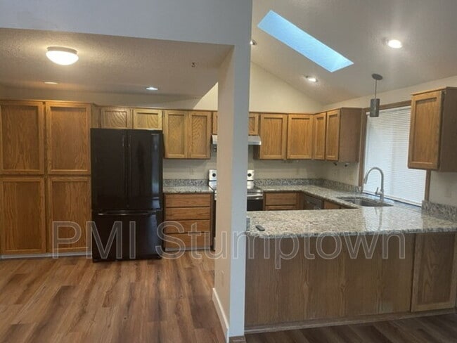 Building Photo - 14745 SW Surrey Ct
